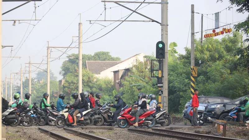 Renggut Nyawa! Kapan Perlintasan Maut Bulak Kapal Bekasi Punya Palang Otomatis dan Jalan Mulus?